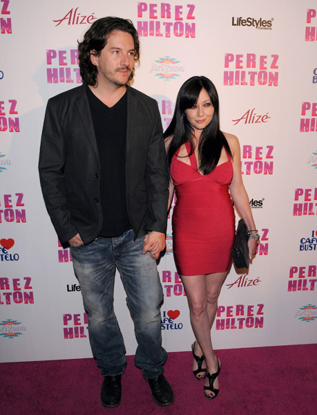 Галерия на Шанън Дохърти - Page 23 Shannen-Perez-Hilton-s-CARN-EVIL-Theatrical-Freak-Funk-32nd-Birthday-Party-shannen-doherty-11169349-459-600