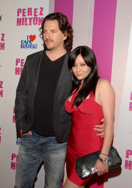 Галерия на Шанън Дохърти - Page 23 Shannen-Perez-Hilton-s-CARN-EVIL-Theatrical-Freak-Funk-32nd-Birthday-Party-shannen-doherty-11169395-421-600