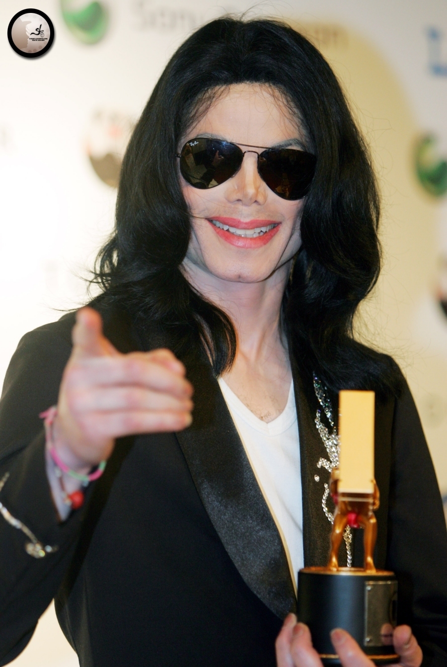 صور مايكل باليابان مابين عام 2008 و2006 -2006-2008-2006-2006-Japan-MTV-Video-Music-Awards-Press-Room-michael-jackson-11229100-900-1342