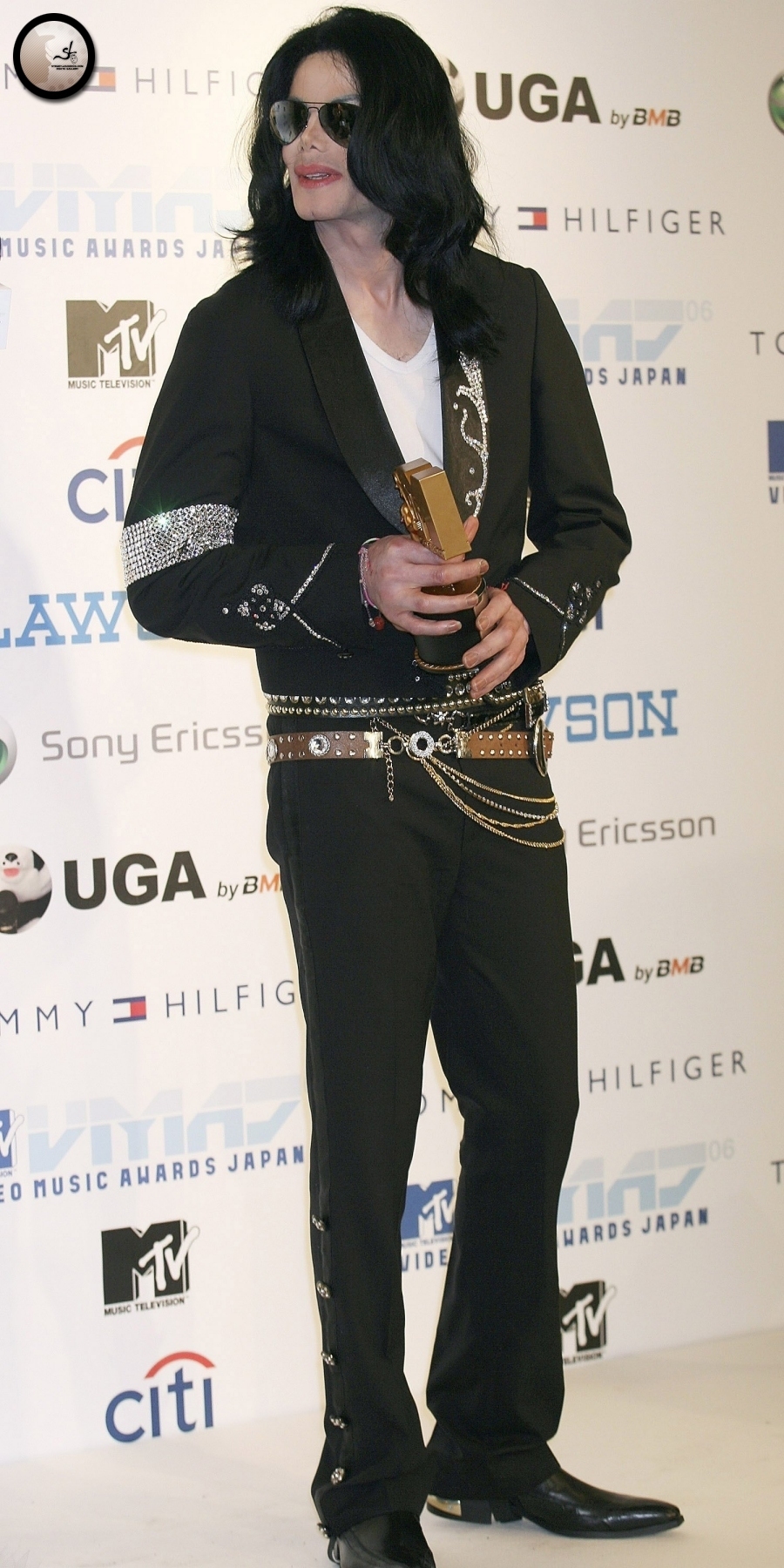 صور مايكل باليابان مابين عام 2008 و2006 -2006-2008-2006-2006-Japan-MTV-Video-Music-Awards-Press-Room-michael-jackson-11229151-900-1800