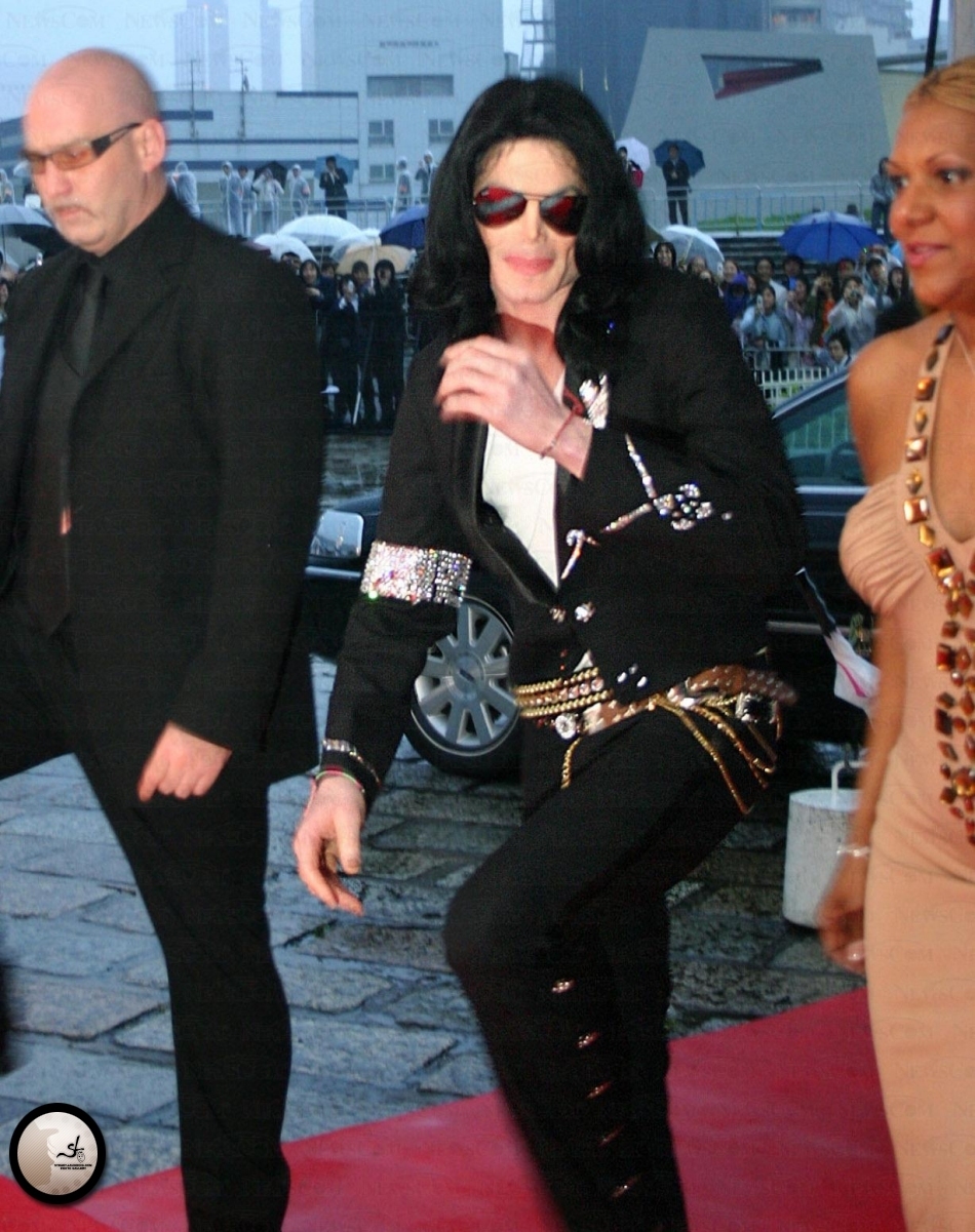 صور مايكل باليابان مابين عام 2008 و2006 2006-2008-2006-2006-Japan-MTV-Video-Music-Awards-Arrival-mtv-japan-03-michael-jackson-11229141-950-1201