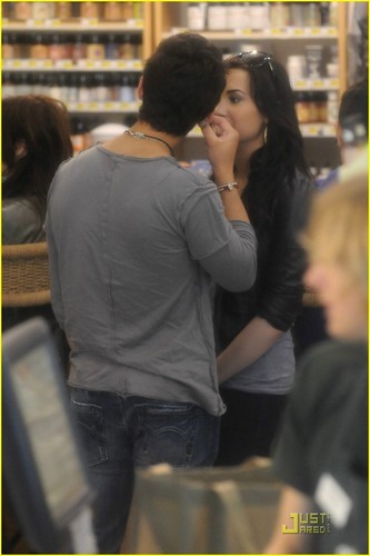 Demi Lovato si Joe Jonas Joe-Jonas-Demi-Lovato-Grocery-Giggly-joe-jonas-11271858-333-500