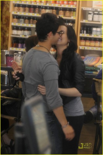 Demi Lovato si Joe Jonas Joe-Jonas-Demi-Lovato-Grocery-Giggly-joe-jonas-11272028-333-500