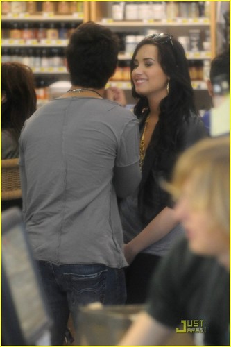 Demi Lovato si Joe Jonas Joe-Jonas-Demi-Lovato-Grocery-Giggly-joe-jonas-11272441-333-500