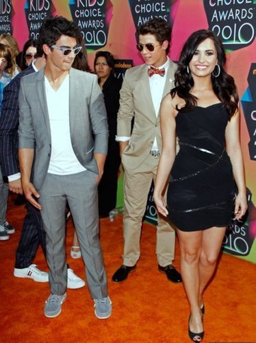 Demi Lovato Kids Choice Awards 2010 Joe-and-Demi-joe-jonas-11211331-374-500