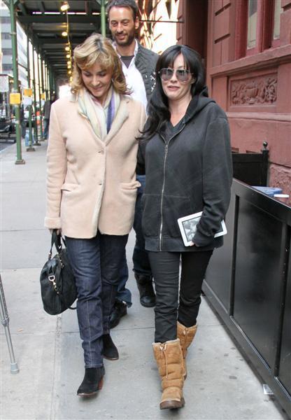 Галерия на Шанън Дохърти - Page 23 Shannen-with-Mark-Tim-in-NY-shannen-doherty-11238160-416-600