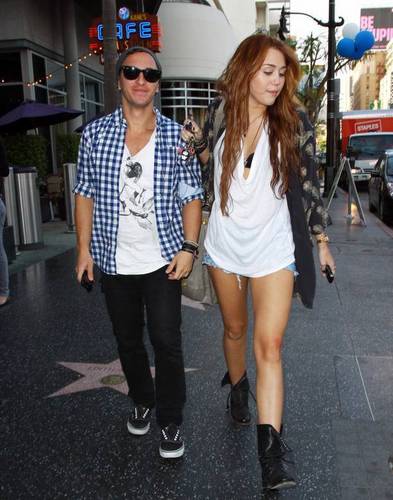 Miley Cyrus Miley-out-in-Hollywood-miley-cyrus-11311877-393-500