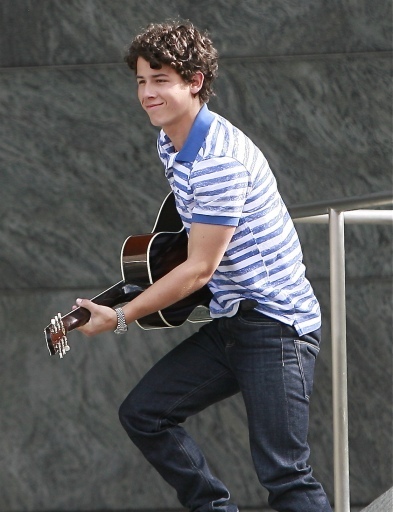 Jonas Brothers Resimleri - Sayfa 3 Out-in-Los-Angeles-CA-4-3-nick-jonas-11320448-393-512