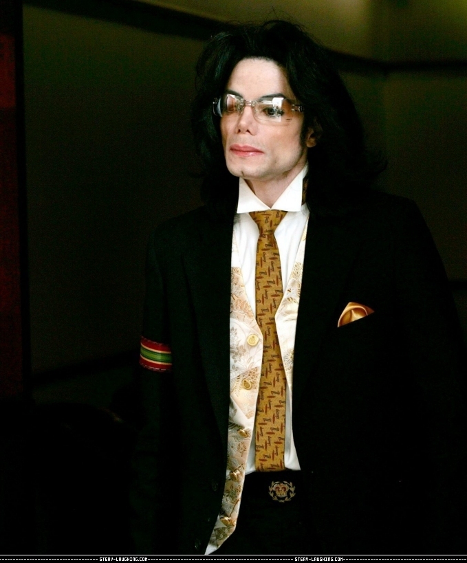 Michael de oculos. Trial-Photos-June-2005-June-3-2005-michael-jackson-11318727-679-819