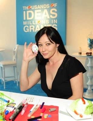 Галерия на Шанън Дохърти - Page 23 Shannen-The-Pepsi-Refresh-Project-Cafe-Weekend-shannen-doherty-11355338-307-400