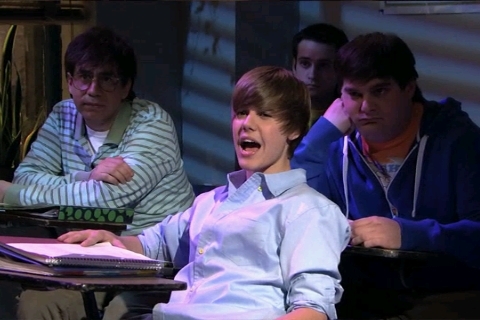 Justin Bieber Resimleri - Sayfa 2 Bieber-On-SNL-4-10-10-justin-bieber-11463636-480-320