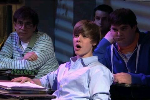 Justin Bieber Resimleri - Sayfa 2 Bieber-On-SNL-4-10-10-justin-bieber-11463654-480-320