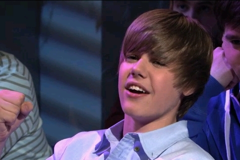 Justin Bieber Resimleri - Sayfa 2 Bieber-On-SNL-4-10-10-justin-bieber-11463830-480-320