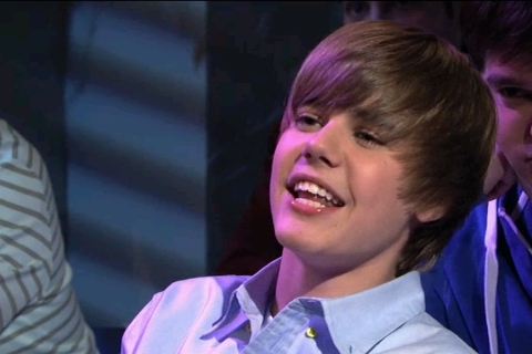 Justin Bieber Resimleri - Sayfa 2 Bieber-On-SNL-4-10-10-justin-bieber-11463845-480-320