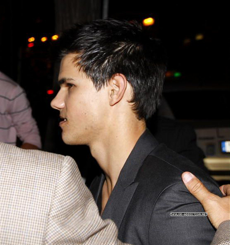 TayLor Lautner - Sayfa 2 Taylor-out-in-Madrid-April-11-taylor-lautner-11437821-468-500