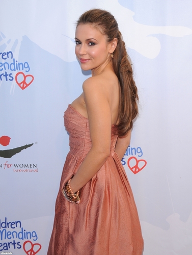 Галерия на Алиса Милано - Page 6 Alyssa-alyssa-Children-Mending-Hearts-3rd-Annual-Peace-Please-Gala-alyssa-milano-11555387-377-500