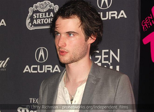 1x08 dreaмιng тonιgнт - Página 6 Tom-Sturridge-at-the-Red-carpet-reception-Waiting-for-Forever-tom-sturridge-11643050-500-363