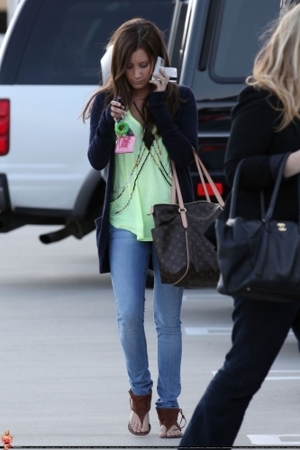 Ashley Tisdale Resimleri - Sayfa 2 Ashley-out-in-Burbank-ashley-tisdale-11722740-333-500