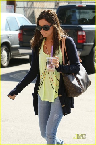 Ashley Tisdale - Sayfa 2 Ashley-out-in-North-Hollywood-ashley-tisdale-11711783-334-500