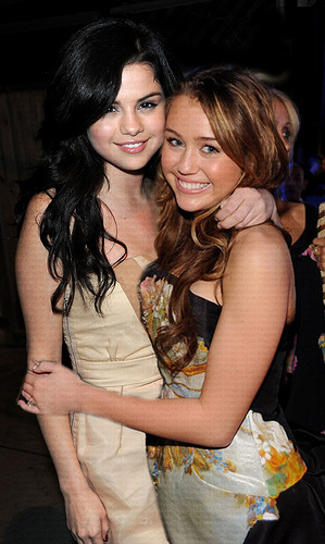 اكتبي اسم  مشهور او مشهورة وانا اجيب صورته  - صفحة 2 Miley-Selena-Bffs-selena-gomez-11719188-299-500