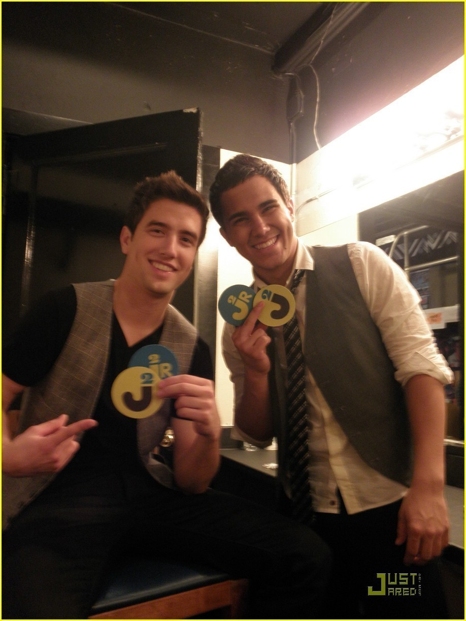 Qué prefieres? - Página 13 Carlos-Pena-And-Logan-Henderson-sockoos-place-11869699-918-1222