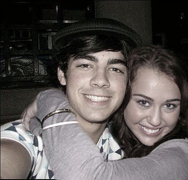 chelsea staub تاخد المرتبه الاولى في الحبيبه المثاليه حسب تصويت الجمهور joe jonas   New-Pic-of-Miley-Cyrus-and-Joe-Jonas-she-has-the-nose-ring-on-miley-cyrus-11899440-377-360