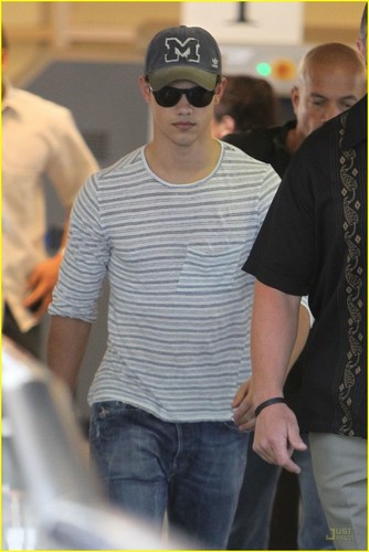 TayLor Lautner Taylor-at-LAX-May-1-taylor-lautner-11894971-334-500