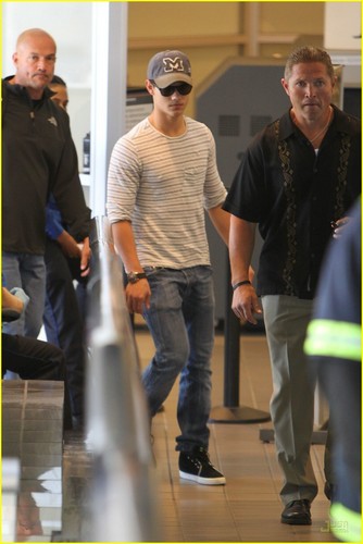 TayLor Lautner Taylor-at-LAX-May-1-taylor-lautner-11894976-334-500