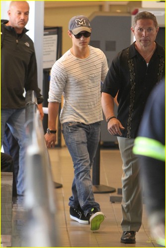 TayLor Lautner Taylor-at-LAX-May-1-taylor-lautner-11894977-334-500