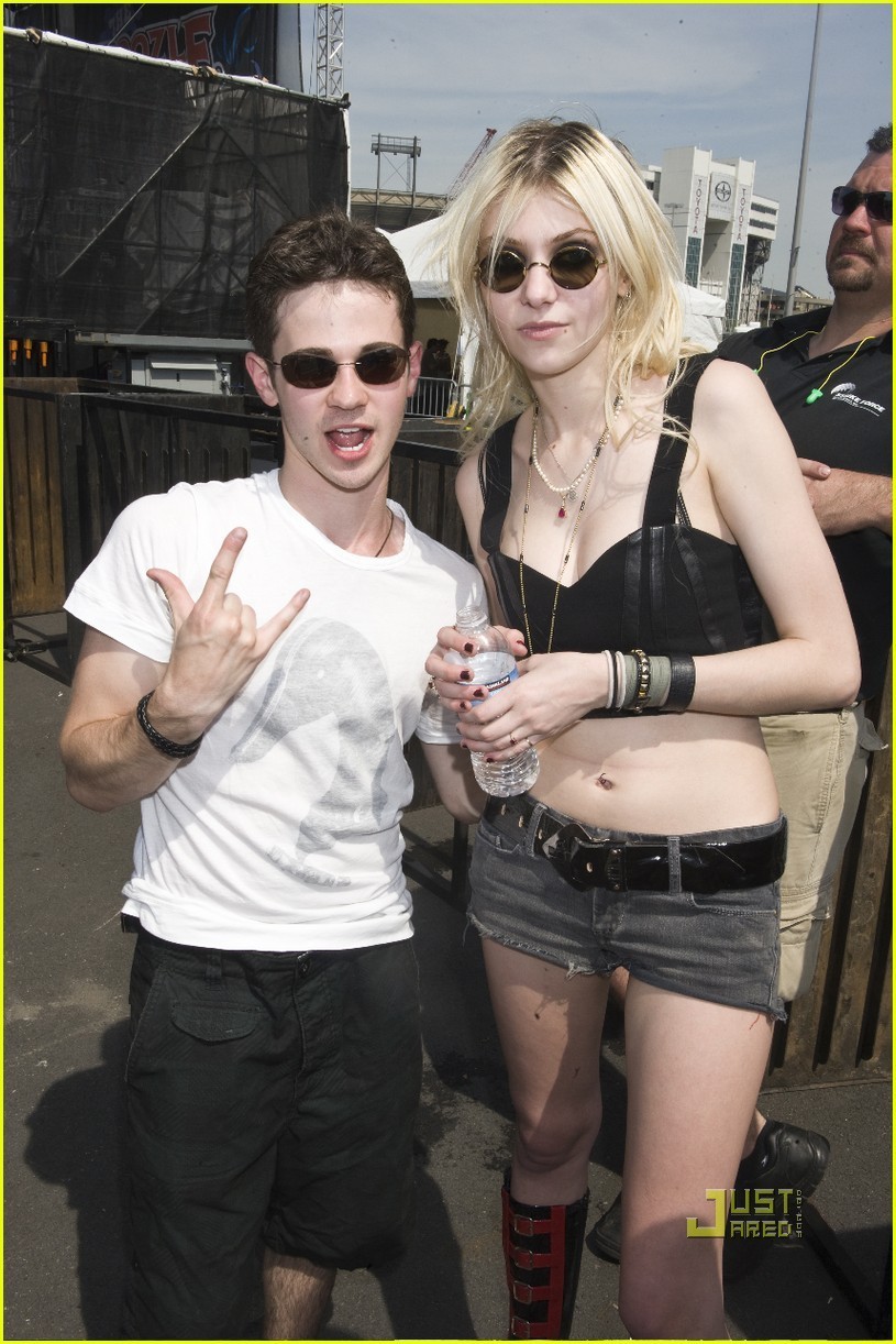 Tylor Momsen - Sayfa 2 Taylor-Momsen-gossip-girl-12060590-815-1222