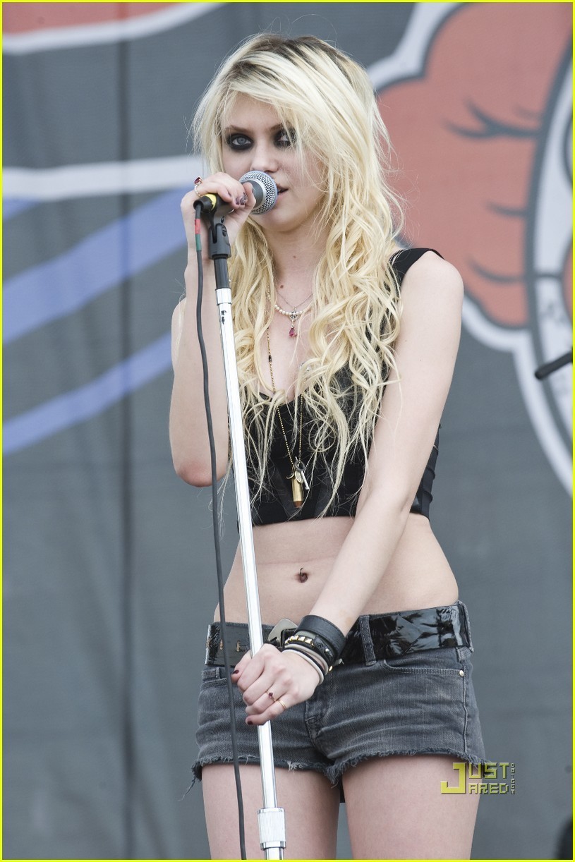 Tylor Momsen - Sayfa 2 Taylor-Momsen-gossip-girl-12060711-815-1222