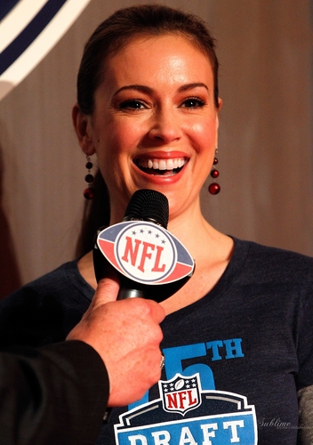 Галерия на Алиса Милано - Page 6 The-2010-nfl-draft-2-alyssa-milano-12165225-352-500