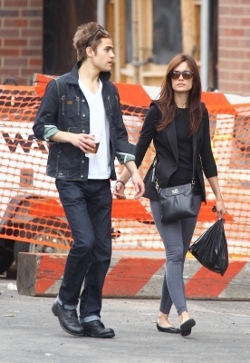 المفاجأة الثانية بمناسبة قدوم فصـل الصيف - صفحة 13 Paul-Wesley-and-Torrey-DeVitto-in-NYC-May-22th-the-vampire-diaries-12436275-276-400