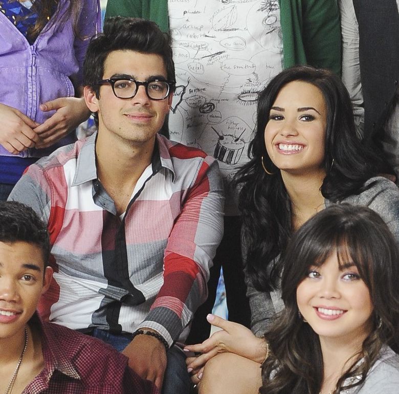 اجدد صور للجوناس Disney-s-Friends-for-Change-Project-Green-the-jonas-brothers-12500925-780-770