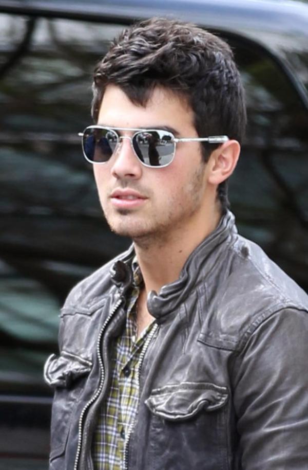 اجدد صور للجوناس Joe-J-the-jonas-brothers-12539634-600-914