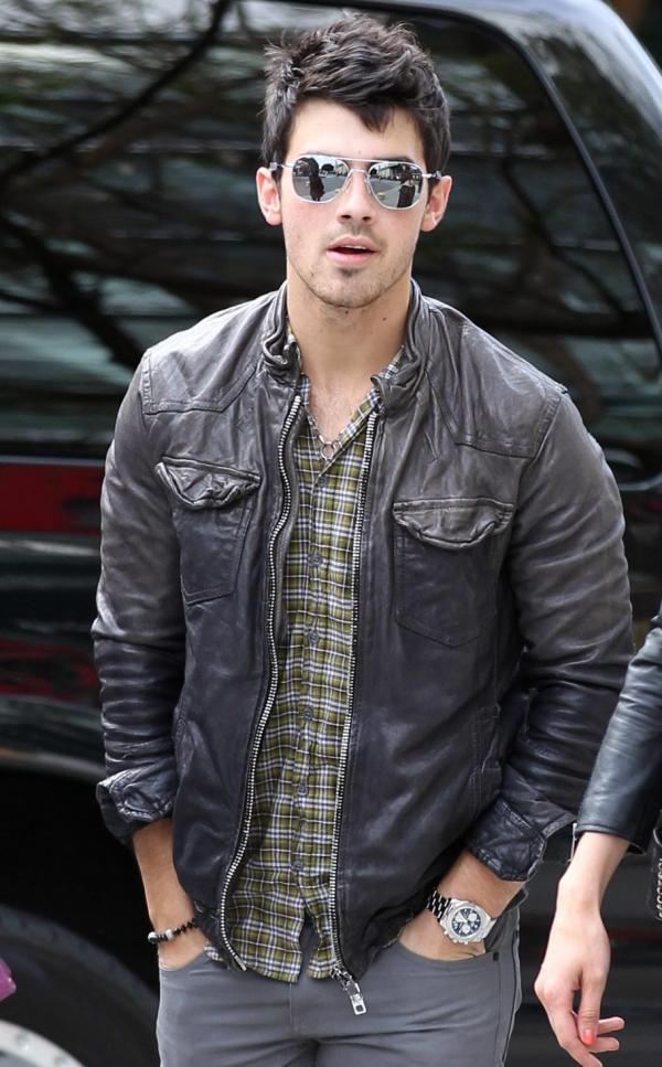 اجدد صور للجوناس Joe-J-the-jonas-brothers-12539636-600-967