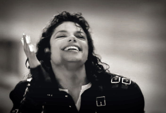 Sorrisos!!!!! MJ-michael-jackson-smile-12511842-704-480