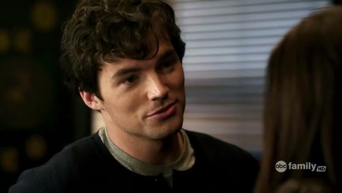 Pretty Little Liars. - Page 10 Ezra-Aria-1-01-Pilot-ezra-and-aria-12848734-500-282