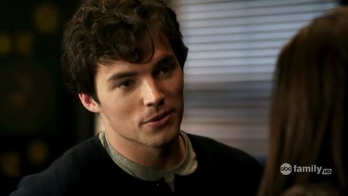 Pretty Little Liars. - Page 10 Ezra-Aria-1-01-Pilot-ezra-and-aria-12848796-500-282