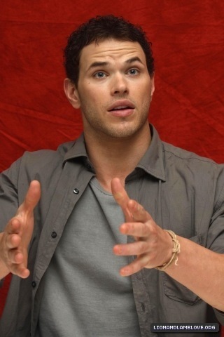 Kellan Lutz[Emmett Cullen] - Pagina 5 06-12-10-Eclipse-Press-Conference-twilight-series-12960275-320-480