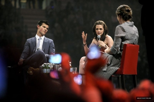 Kristen Stewart - Pagina 7 -The-Twilight-Saga-Eclipse-Fan-Event-in-Stockholm-06-21-10-kristen-stewart-13196251-500-333