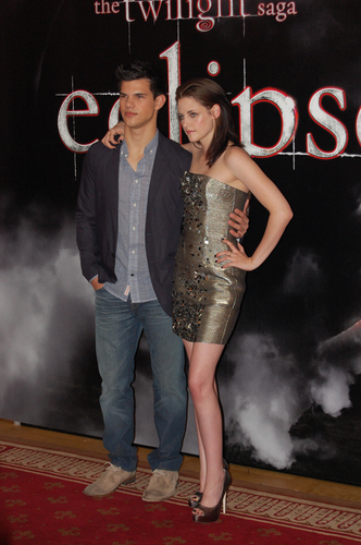 Kristen Stewart - Pagina 7 -The-Twilight-Saga-Eclipse-Press-Conference-in-Stockholm-06-21-10-kristen-stewart-13189008-332-500