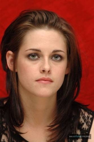 Kristen Stewart - Pagina 7 06-12-10-Eclipse-Press-Conference-kristen-stewart-13183453-332-500