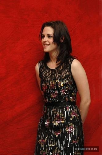 Kristen Stewart - Pagina 7 06-12-10-Eclipse-Press-Conference-kristen-stewart-13183456-332-500