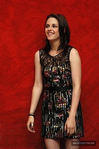 Kristen Stewart - Pagina 7 06-12-10-Eclipse-Press-Conference-kristen-stewart-13183458-332-500