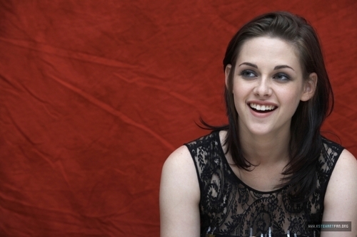 Kristen Stewart - Pagina 7 06-12-10-Eclipse-Press-Conference-kristen-stewart-13183464-500-333