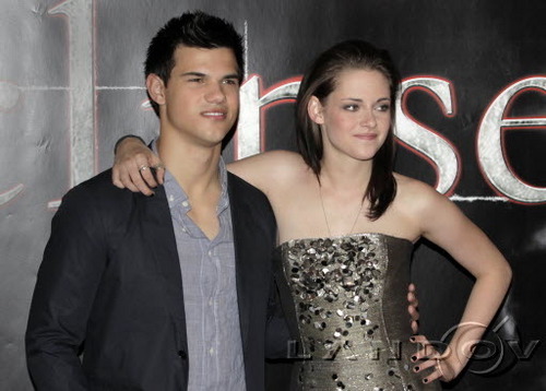 Kristen Stewart - Pagina 7 Kristen-Taylor-in-Sweden-promoting-Eclipse-kristen-stewart-13188278-500-358