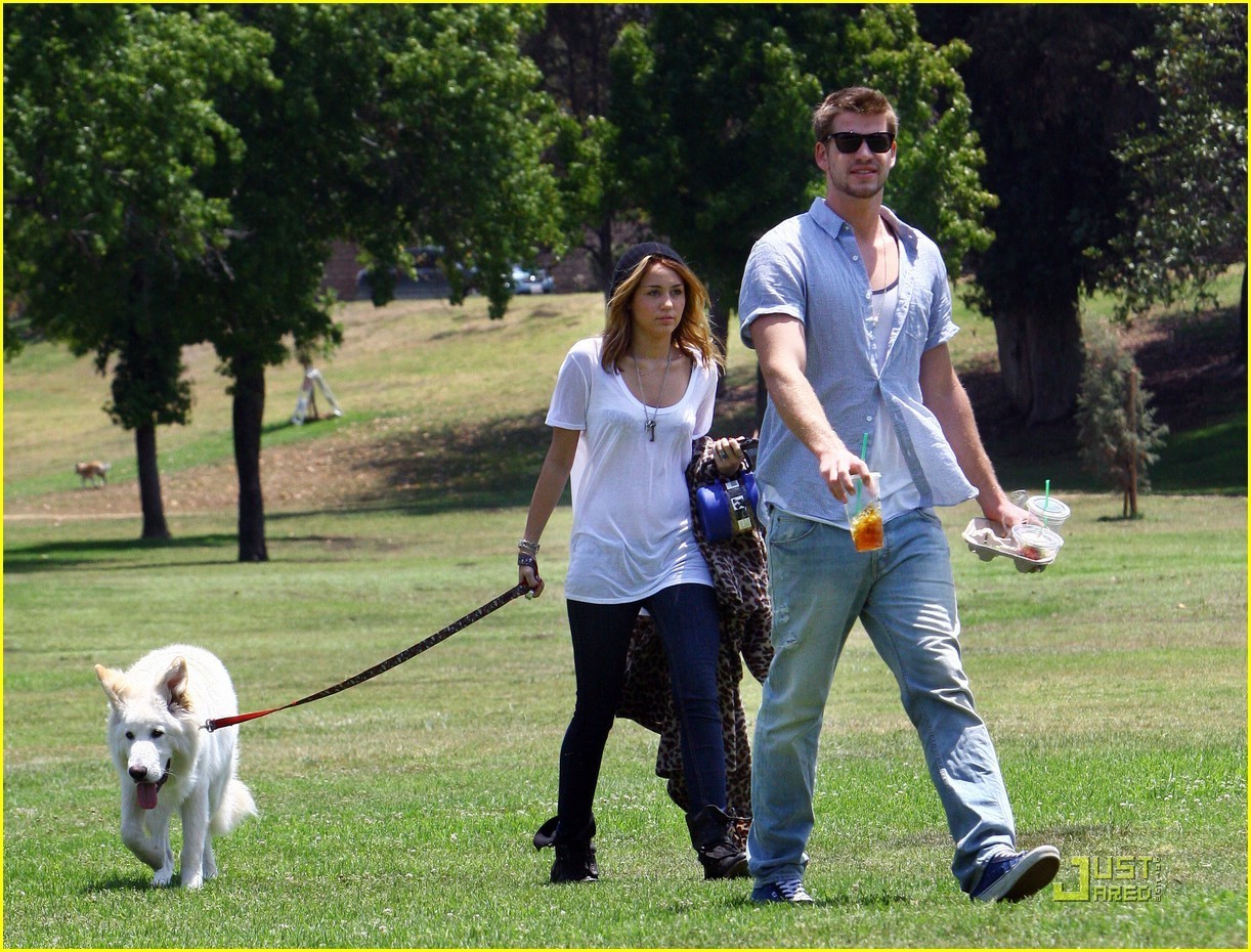 Miley Cyrus & Liam Hemsworth  đi dạo cùng với chú cún con! Miley-Cyrus-Liam-Hemsworth-miley-cyrus-13388744-1222-930