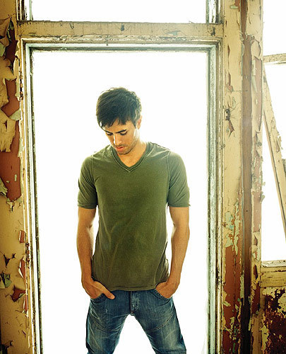 Nam ca sĩ điển trai người Tây Ban Nha Enrique Iglesias Enrique-Iglesias-enrique-iglesias-13685619-405-500