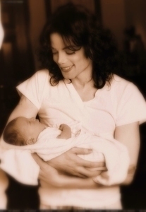 Papai Michael e o Instinto Paternal Michael-and-prince-as-a-baby-michael-jackson-and-prince-michael-13670688-207-300